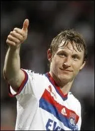 Milieu dont le premier club franais fut Rennes :