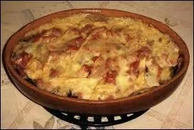 Gratin de pommes de terre, de lardons, d'oignons sur lequel on fait fondre du reblochon :