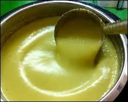 Soupe froide paisse, faite de pure de pommes de terre et de poireaux, avec des oignons, de la crme et du bouillon de poulet :