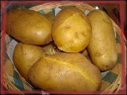 Lorsque les pommes de terre sont simplement cuites  l'eau ou au four avec leur peau dans du papier d'aluminium, on parle de :