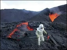 Comment se nomment les scientifiques qui tudient les volcans ?