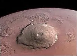Quel est le nom du volcan de 25. 000 mtres d'altitude sur Mars ?