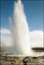 Comment se nomme de l'eau qui est chauffe par le magma et qui jaillit de sous terre ?
