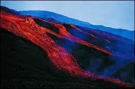 Lorsque l'on a des coules de lave, on parle d'ruption :