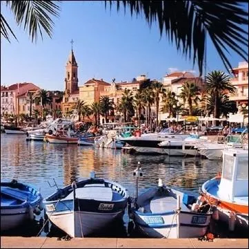 Quelle est cette station balnaire varoise, mise  la mode  la fin du XIXme par Michel Pacha un ancien officier de marine et architecte et devenu maire de la ville en 1865 ?