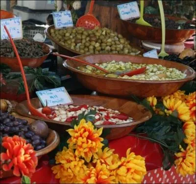 Il y a tout au long des marchs de Provence/ Qui sentent, le matin, la mer et le Midi/ Des parfums de fenouil, melons et cleris... . Quel chanteur, n  Toulon est l'auteur de cette chanson ?