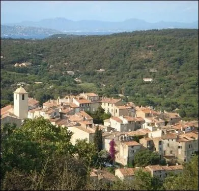 Le pittoresque village de Ramatuelle s'lve sur un contrefort de la colline de Paillas dominant la baie de Pampelonne. Quel festival cr en hommage  Grard Philipe s'y droule en aot ?