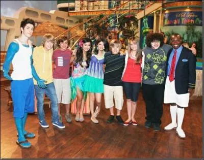 Dans quelle srie a-t-elle jou en compagnie de Cole et Dylan Sprouse ?