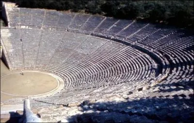 Jacques de Lacretelle parle d'Epidaure :  Ce thtre, c'est un ventail pos en travers de la colline, une gigantesque conque veine . Quelle forme a-t-il ?