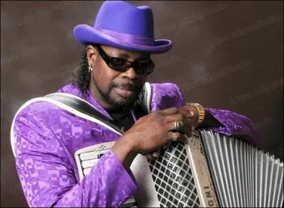 Clifton Chnier Junior est un jazz man qui enchante le public par sa musique mais aussi par ses tenues que l'on peut certainement qualifier de :