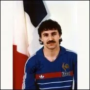 Mdaill d'or aux JO de 1984 avec l'quipe de France ce footballeur fut galement champion de France avec l'OM en 92 aprs avoir remport la Coupe de France avec Montpellier en 90. C'est :