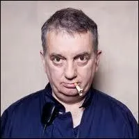 Passons ensuite aux mdias grolandais. Qui est ce clbre prsentateur du JT national ?