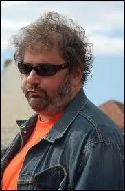 Quant  lui, il cume avec passion les bars grolandais du nord au sud et d'est en ouest afin de dnicher les citoyens atypiques. Cet amoureux du terroir s'appelle...