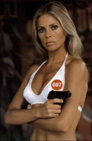 Bond girl sudoise de   L'homme au pistolet d'or   :