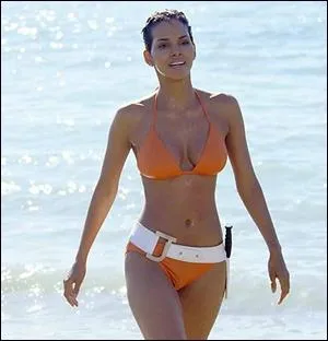 Le bikini mythique d'Ursula Andress (  Dr No  ) rapparat dans   Meurs un autre jour   sur la magnifique plastique de :