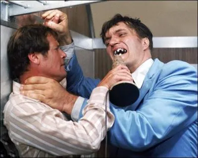 Un des plus costauds ennemis de Bond ; c'est :