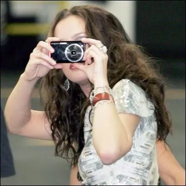 Qui se cache derrire son appareil photo ?