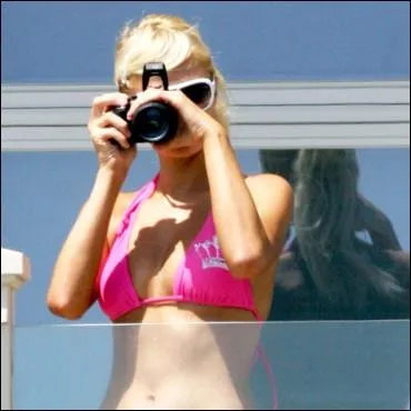 Qui se cache derrire son appareil photo ?