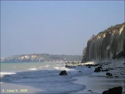 Aine de 4 enfants, son pre se retrouve au chmage en 1933 et emmne la famille s'installer  Dieppe, sur la cte :