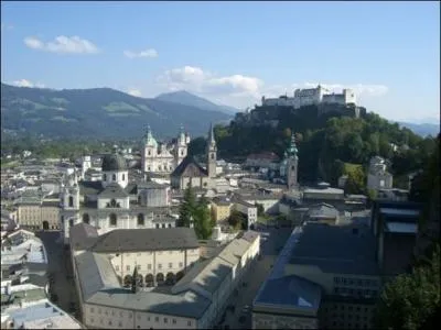 En 1935, alors age de 15 ans, elle fugue avec son frre cadet et rejoint ses grands-parents  Paris. L, elle dcroche un rle de figurante dans 'Mam'zelle... .