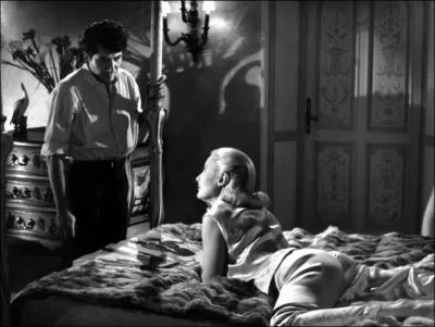 En 1957, elle surprend les critiques en tournant dans 'Retour de manivelle' le rle :