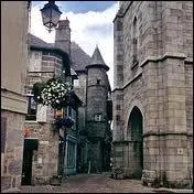 Je marche dans les rues d'Ussel, commune de Corrze o les habitants portent le gentil ...