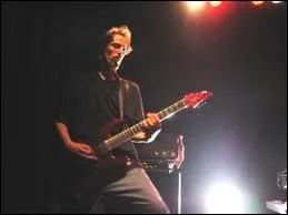 De quel groupe est-il le guitariste ?