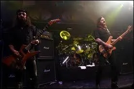 Ce groupe cultissime form en 1975 par son charismatique bassiste/chanteur a insuffl de la radicalit aussi bien dans l'attitude que dans la musique. Auteur entre autres de  Overkill  et  Bomber ...