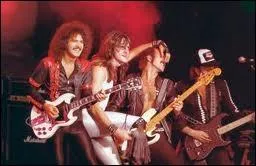 Men par Peter  Biff   Byford, ce groupe form en 1976 fait partie des pionniers du heavy-metal britannique. On leur doit des albums tels que  Wheels of steel  ou encore  Power and the glory ...