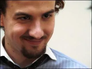 Dans la saison 2 pisode 6, de quoi le visiteur du futur menace Richard ?