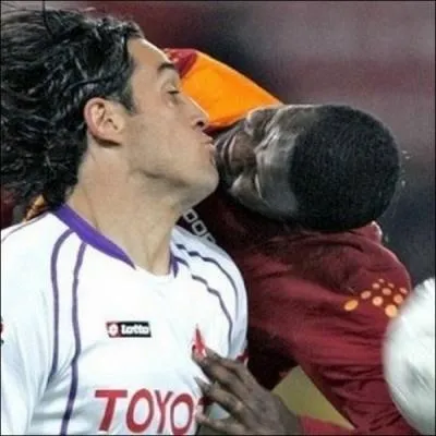 Le joueur noir commet-il une faute en embrassant son adversaire sur la bouche ?