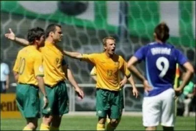 Quelle est la particularit du joueur au centre de la photo ?