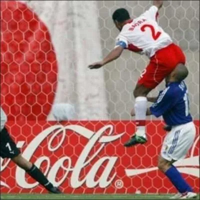 Le joueur avec le maillot bleu voit-il le ballon ?