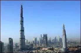Quelle est cette ville au bord du golfe Persique, o se trouve la tour la plus haute du monde en 2012 ?