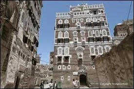 Quelle est cette ville, capitale d'un pays du sud de la pninsule arabique, situe  2 300 m d'altitude avec des maisons  tages en terre, trs dcores ?