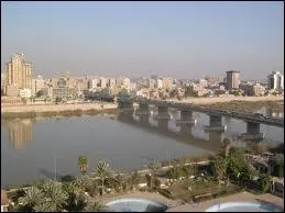 Quelle est cette ville, ancienne capitale de l'empire des Abbassides du VIIIe au XIIIe sicle, situe sur le Tigre, et subissant aujourd'hui une guerre civile ?