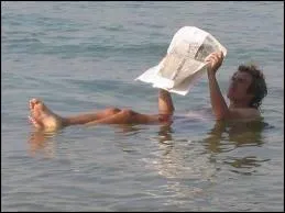 Quel est ce lac (ou mer),  390 mtres au-dessous du niveau de la mer, d'une salinit trs forte, qui fait que l'on flotte dans l'eau ?