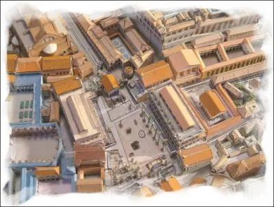 Comment appelle-t-on la place publique des villes romaines ?