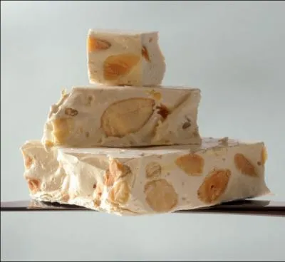 Il s'agit du nom italien dsignant le nougat au miel et aux amandes. La marque 'Toblerone' est issu de ce mot :