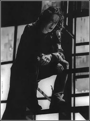 Lors du tournage de la scne, qui doit tirer sur Brandon Lee ?