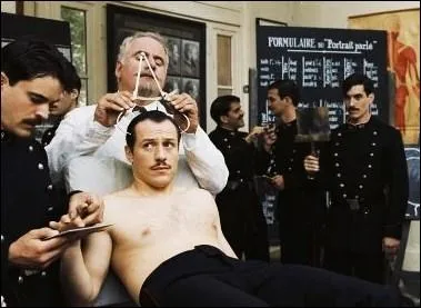 Au dbut du XX sicle, quelles sont les techniques insres, respectivement par Juan Vucetich et Alphonse Bertillon, dans les procdures d'identification de la police, ?