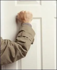 Souvenez-vous de cette chanson entendue dans  Le petit rapporteur  qui disait : Je frappe au n 1, je d'mande mamzelle  ...  , la concierge me rpond, mais quel mtier fait-elle ? C'tait mamzelle :