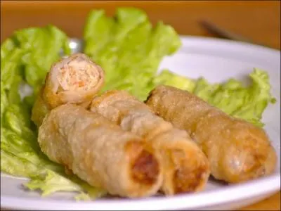 Il s'agit de petits rouleaux de crpes de riz frits contenant une garniture. Ils se dgustent chauds et croustillants :