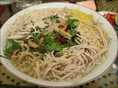 Soupe de nouilles de riz qui se prpare avec un bouillon et des morceaux de poulet, d'omelette et de crevettes :