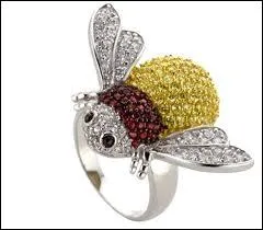 Objet purement dcoratif, qui s'offre traditionnellement pour symboliser une union, un amour ...