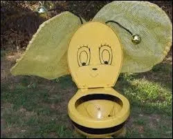 Petit coin de tranquillit qui se trouvait assez souvent  l'extrieur des habitations au milieu du sicle dernier et dans nos campagnes encore parfois aujourd'hui ...