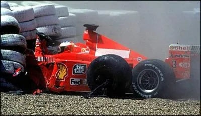 En 1999 , au Grand Prix de Grande-Bretagne, suite  une violente sortie de route il se fracture :