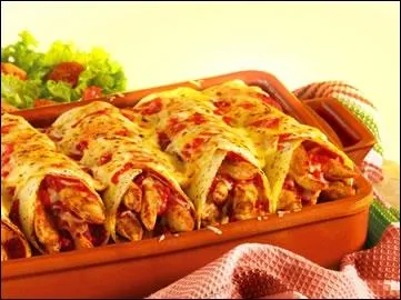 Il s'agit d'une tortilla farcie  la viande mince, au poulet ou au fromage, puis mijote dans une sauce spciale :