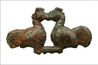 Voici une fibule gallo-romaine dcouverte  Rez en Loire-Atlantique. Elle reprsente deux coqs :