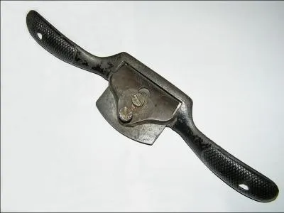 Cet outil d'bnisterie a t invent pour galber les pieds des meubles. Quel est son nom ?